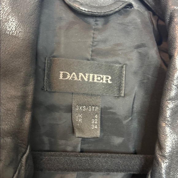 Danier | Women's Black Leather Zip Up Jacket PTP 16in flat lay - XS-Small - Picture 2 of 6